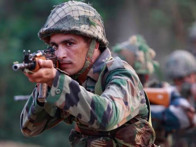 ভারত ও পাকিস্তানের সেনাবাহিনী নিয়ে প্রায়ই তুলনা করা হয়, কিন্তু তাদের বেতনের পার্থক্য শুনলে আপনি সত্যিই অবাক হবেন। পাকিস্তানি সেনারা কি ভারতীয় সেনার চেয়ে বেশি রোজগার করেন, না কম? উত্তর আপনার ধারনার বাইরে হতে পারে।