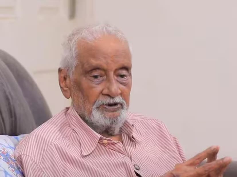 “আমি চাইছিলাম সে পড়াশোনা করুক, অভিনয় না করুক। এজন্য আদালতে মামলা করেছি। কিন্তু কানকা বলেছিল সে অভিনয় করতে চায়। আমি মানতে পারিনি, বিরক্ত হয়েছিলাম। আমি তার অভিনীত সিনেমা কখনো সিনেমা হলে দেখি নি। আমার বয়স এখন ৮৮ বছর, যদি সে আসে আমি তাকে রক্ষা করতে প্রস্তুত আছি।”