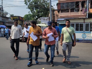 ‘তারা যোগ্য, ১০ মে মধ্যে স্কুলে ফেরানোর দাবি’! মমতার কালীঘাটের বাড়িতে গিয়ে ডেপুটেশন জমা দিলেন শিক্ষাকর্মীরা
‘তারা যোগ্য, ১০ মে মধ্যে স্কুলে ফেরানোর দাবি’! মমতার কালীঘাটের বাড়িতে গিয়ে ডেপুটেশন জমা দিলেন শিক্ষাকর্মীরা