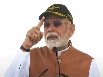 
‘ওদের ঘরে ঢুকে মেরে এসেছি’! নতুন ভারত শান্তি চায়, আবার শত্রুকে মাটিতে মিশিয়ে দিতেও জানে! পাকিস্তানকে হুঁশিযারি মোদির