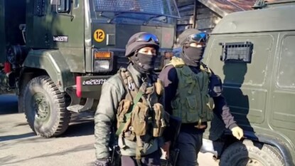 কাশ্মীরে ফের গুলির লড়াই, নিহত ৩ জঙ্গি! ‘এনকাউন্টারে’র পরেই গোয়েন্দাদের হাতে পহেলগাঁও হামলার বড় সূত্র? ছবি PTI
কাশ্মীরে ফের গুলির লড়াই, নিহত ৩ জঙ্গি! ‘এনকাউন্টারে’র পরেই গোয়েন্দাদের হাতে পহেলগাঁও হামলার বড় সূত্র? ছবি PTI