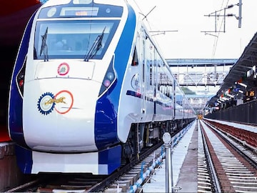 বন্দে ভারতের কামরায় একা মহিলা, হঠাৎ তাঁর নাম ধরে কেউ ডাকল, চমকে পাশে তাকাতেই বুক কেঁপে উঠল