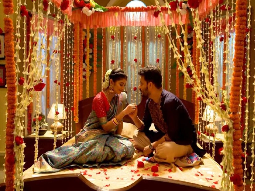 *এই ট্রাক ফিনান্সে কেনাঃ তিনি আরও বলেন, ফিনান্সে তিনি ট্রাকটি কিনেছেন। আসলে, এখন এটিই তাঁর কর্মসংস্থানের উৎস। বিয়ের আগে, তিনি কনেকে ট্রাকে করে শ্বশুরবাড়ি যাওয়ার কথাও বলেছিলেন। কনেও বরের স্বপ্ন পূরণে রাজি হয়ে যান। তারপর বিদায়ের সময়, বর কনেকে ফুল দিয়ে সাজানো একটি ট্রাকে বসিয়ে নিয়ে চলে যান। মানুষ কনে বিদায়ের এই অনন্য স্টাইলটি পছন্দ করেছে এবং এখন এটি সোশ্যাল মিডিয়ায় ভাইরাল হচ্ছে। সংগৃহীত ছবি। 