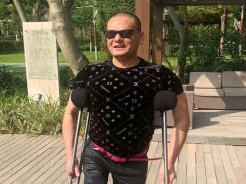 যাঁর হাত ধরে তৈরি হল এই ব্র্যান্ড: সোশ্যাল মিডিয়ায় এই মিমের জোয়ারে মাঝখান থেকে দুর্ধর্ষ মার্কেটিং হয়ে গেল বিশাল মেগা মার্টের। তা-ও আবার বিনামূল্যে। গ্রাহকদের মধ্যে যেন আচমকাই এর ব্র্যান্ড ভ্যালু অনেকাংশে বেড়ে গিয়েছে। তবে এর পিছনে রয়েছেন এক ব্যবসায়ী। যাঁর অধ্যবসায় এবং দৃঢ় সঙ্কল্প জন্ম দিয়েছে একটি রিটেল ব্র্যান্ডের। এটা আসলে বিশাল মেগা মার্টের প্রতিষ্ঠাতা রামচন্দ্র আগরওয়ালের কাহিনি। মধ্যবিত্ত পরিবারে জন্ম। কিন্তু স্বপ্ন দেখার পথে কোনও কিছু বাধা হয়ে দাঁড়াক, সেটা কখনওই চাননি তিনি। File Photo