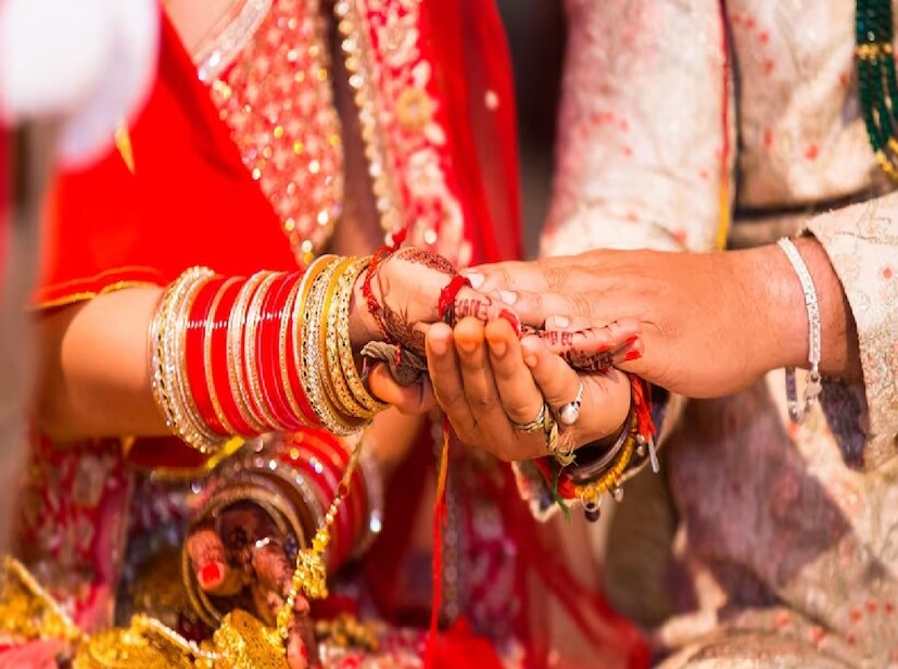 ক্যাপশনে লেখা আছে, &quot;বিয়ের সঠিক বয়স! শেয়ার করুন এবং বন্ধুদের ট্যাগ করুন।&quot; সোশ্যাল মিডিয়ায় মানুষ এই উত্তরটির খুব প্রশংসা করেছে। একজন ব্যবহারকারী ছাত্রটিকে একটি পদক দেওয়ার সুপারিশ পর্যন্ত করেছেন। Representative Image