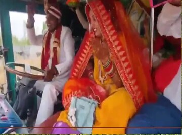 সাদামাটা বিয়ে,কিন্তু তাও ভাইরাল!গাড়ি,হেলিকপ্টার কিছুই নেই,কীভাবে শ্বশুরবাড়ি পৌঁছল বর-কনে?