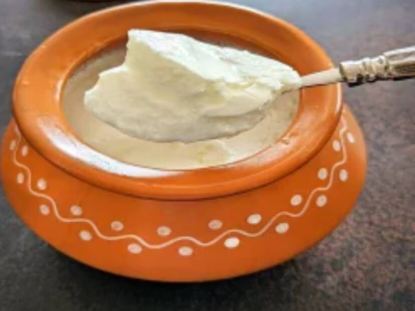 অনেক সময় ছোট ছোট রান্নাঘরের সমস্যাগুলিই বড় মাথাব্যথার কারণ হয়ে দাঁড়ায়। তারমধ্যে অন্যতম হল দই ঠিকমতো না জমা। সকালে দই বসালেও রাত অবধি জমানো হয় না। এই সমস্যার সহজ সমাধান হতে পারে একটি সাধারণ প্রেসার কুকারের সাহায্যে বানানো ক্রীমি ও ঘন দই।