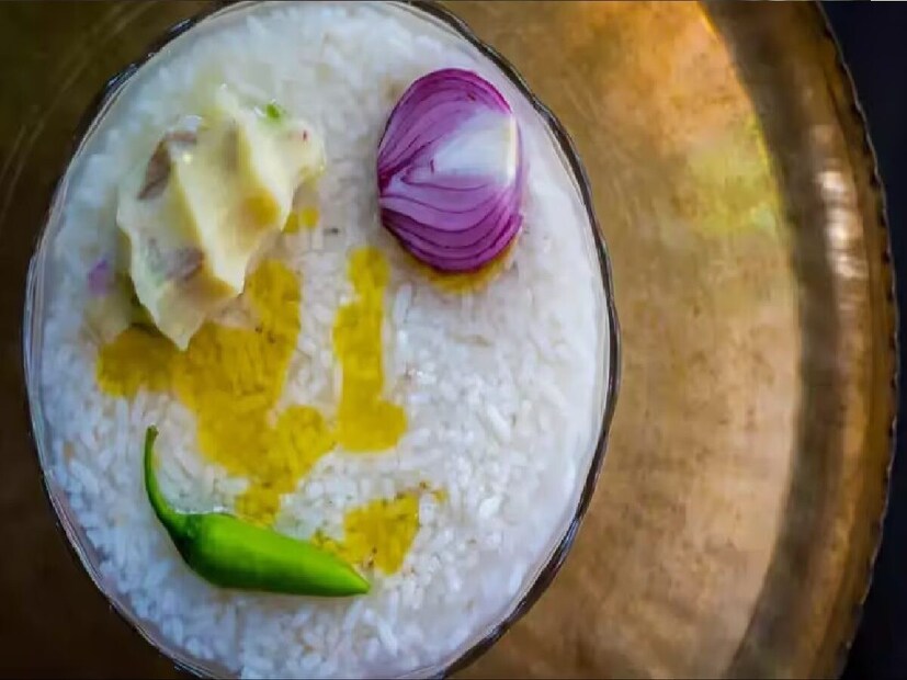 প্রোবায়োটিক সমৃদ্ধ গেঁজানো খাবার ফার্মেন্টেড ফুড হিসেবে খেতে পারেন দোসা, ইডলি বা টকদই দেওয়া পান্তাভাত বা কাঞ্জি৷ হজম সংক্রান্ত সমস্যা দূর করতে সেরা৷ গরমে থাকতে পারবেন শীতলও৷