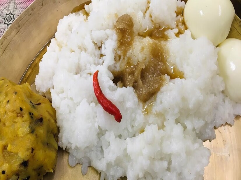 বিশেষ করে যখন ভাতের কথা আসে, তখন প্রায়ই মানুষের মনে প্রশ্ন জাগে যে ডায়াবেটিস রোগীরা কি ভাত খেতে পারবেন? যদি হ্যাঁ, তাহলে কি এটি করার কোন বিশেষ উপায় আছে? আসুন বিশেষজ্ঞদের কাছ থেকে এই প্রশ্নের উত্তর জেনে নিই।