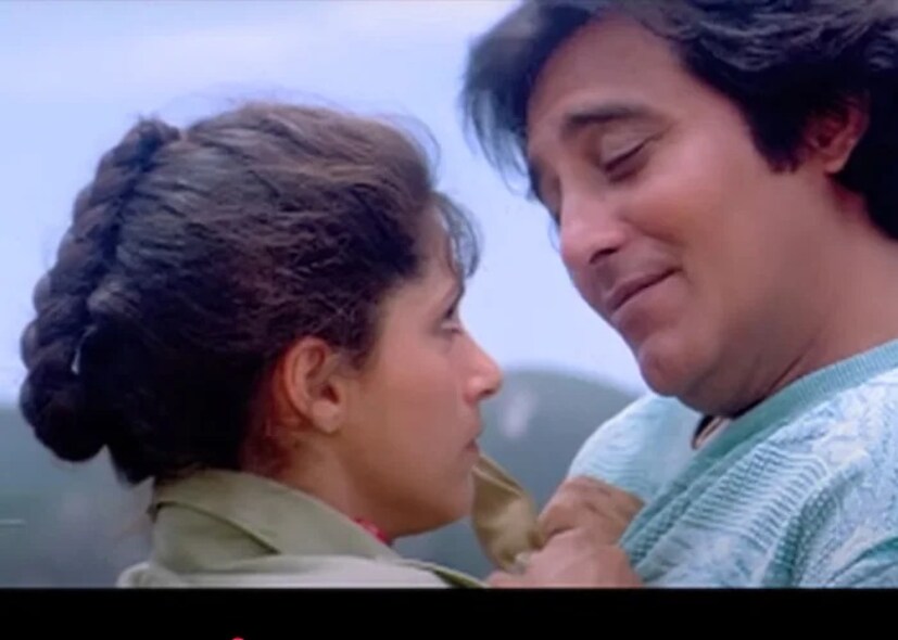 ডিম্পলের সঙ্গে রোমান্টিক দৃশ্যে, বিনোদ খান্নাকে চুম্বন করতে হয়েছিল এবং জড়িয়ে ধরতে হয়েছিল। দৃশ্যটি একবার শুট করা হয়েছিল, কিন্তু মহেশ ভাট একটি দীর্ঘ দৃশ্য পুনরায় শুট করার সিদ্ধান্ত নেন। কিন্তু যখন দৃশ্যটি পুনরায় চিত্রায়িত করা হয়, তখন বিনোদ খান্না নিজের নিয়ন্ত্রণ হারিয়ে ফেলেন। মহেশ ভাট যখন কাট বললেন, তখনও তিনি তাকে চুমু খেতে এবং জড়িয়ে ধরে থাকেন। (ছবি সৌজন্যে: YouTube@videograb)
