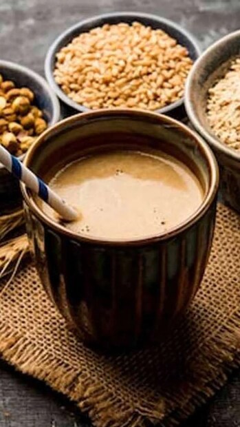 উচ্চ প্রোটিন, ফাইবার এবং প্রয়োজনীয় খনিজ পদার্থ সহ পুষ্টিগুণের জন্য ছাতু মূল্যবান। ছাতু শরীরের তাপমাত্রা নিয়ন্ত্রণে সাহায্য করতে পারে। গরমের মাসগুলিতে,পান করলে তা সতেজতা প্রদান করে, তাপজনিত অবস্থার ঝুঁকি কমায়, যেমন হিট স্ট্রোক এবং ডিহাইড্রেশন, বলেন ডায়েটিশিয়ান এবং সুস্থতা প্রশিক্ষক হিমাংশী খুরানা। শরীরকে ঠান্ডা করার ক্ষমতা এটিকে তীব্র গ্রীষ্মের তাপ মোকাবিলার জন্য একটি আদর্শ পানীয় করে তোলে।