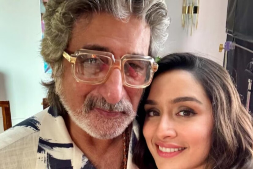 সেসব এখন অতীত। আজ শক্তি কাপুর নিজেও চলচ্চিত্র জগতে সক্রিয় এবং তাঁর মেয়েও একজন জনপ্রিয় অভিনেত্রী। শ্রদ্ধা কাপুর ২০১০ সালে তিনপাত্তি সিনেমার মাধ্যমে চলচ্চিত্রে অভিষেক করেন। Image : News 18 File photo