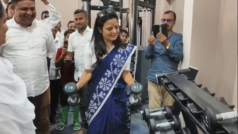মধ্যবিত্তের জন্য সুখবর, এবার কম টাকাতেই প্র্যাকটিস করতে পারবেন জেলাতেই লং টেনিস এবং পাশাপাশি হবে শরীর চর্চাও। নদিয়া জেলা স্টেডিয়ামে অত্যাধুনিক শীতাতপ নিয়ন্ত্রিত জিমনেসিয়াম এর উদ্বোধন সাংসদ মহুয়া মৈত্র ও জেলাশাসকের। ভবিষ্যতে এআই প্রযুক্তির লড়াই এ শরীরচর্চা ও সাংস্কৃতিচর্চা মানুষকে অগ্রণী ভূমিকাতে রাখবে। (Mainak Debnath)