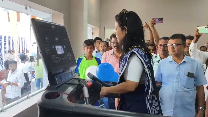 কৃষ্ণনগর জেলা স্টেডিয়াম এক নবনির্মিত জিমনেসিয়ামের উদ্বোধন করলেন কৃষ্ণনগরের সাংসদ মহুয়া মৈত্র, উপস্থিত ছিলেন নদিয়া জেলা পরিষদের সভাধিপতি তারান্নুম সুলতানা মীর, জেলাশাসক এস অরুন প্রসাদ জেলার আরাধ্যক্ষকে অমরনাথ সহ অন্যান্য অফিসার ও বিশিষ্টজনেরা। এদিন উদ্বোধনের সময় সাংসদ মহুয়া মৈত্র নিজে খেললেন টেনিস এর পাশাপাশি ট্রেড মিলে করলেন শরীর চর্চাও।