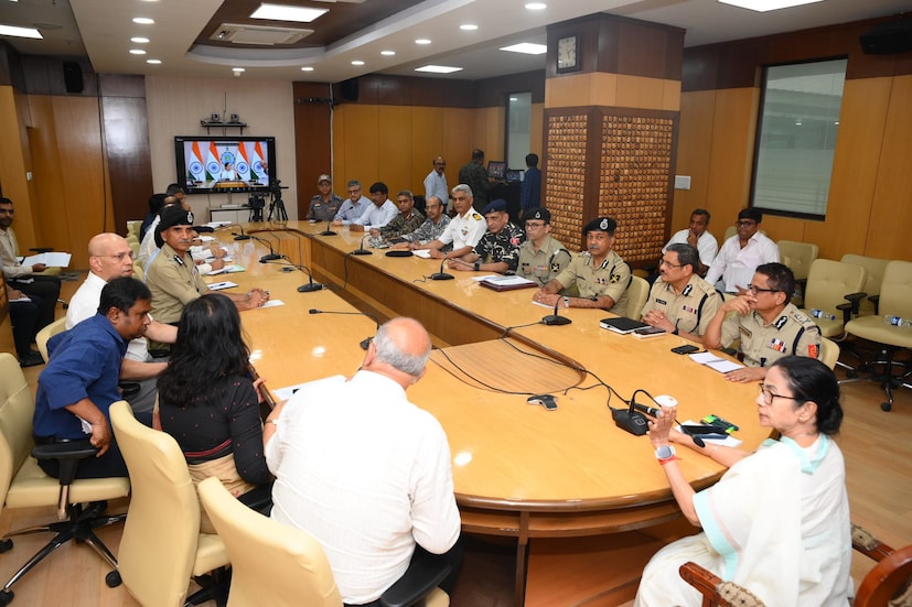 মুখ্যমন্ত্রী মনে করিয়ে দেন, 'আপনাদের দ্বায়িত্ব সব চেয়ে বেশি। আপনাদের দায়বদ্ধতা আছে। এই সময়টা সংযত থেকে সবাইকে সত্য যেন কোনও হিংসা না ছড়ায়, কোনও সন্ত্রাস না ছাড়ায় সেটার জন্য আবেদন করছি। আমরাও আজকে সব কেন্দ্রের ডিপার্টমেন্ট, স্টেট্ এর ডিপার্টমেন্ট সবাই কে নিয়ে আলোচনা করেছি, আমরা কাঁধে কাঁধে লড়াই করব।' 