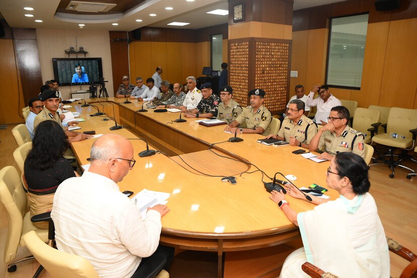 এরই সঙ্গে সতর্ক করে দিলেন মমতা বন্দ্যোপাধ্যায়। বললেন, 'আপনারা কিন্তু কখনও আগে থেকে বলবেন না এই জায়গায় আক্রমন হতে পারে। আপনাদের কাছে কোনও ইনফরমেশন থাকে আমরা একটা নম্বর দিয়ে দেব। পুলিশকে সতর্ক করা হয়েছে। ডিএম-এসপিদের সতর্ক করা হয়েছে। ভিজিলেন্স বাড়ানোর কথা বলা হয়েছে। সব ছুটি ক্যানসেল করা হয়েছে।'