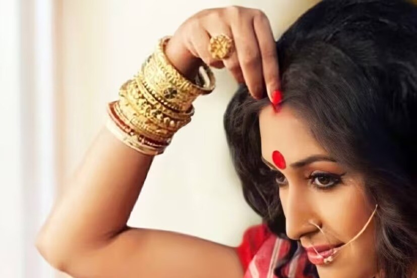 ষোল শৃঙ্গার সাজের অন্যতম সিঁদুর পরার সময় কিছু রীতি নীতি বা নিয়ম পালন করার ধারা প্রচলিত দীর্ঘ দিন ধরে। বলছেন জ্যোতিষ বিশেষজ্ঞ পণ্ডিত কল্কি রাম৷