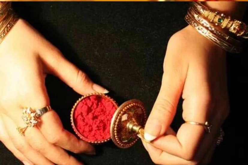 নিজের ব্যবহৃত সিঁদুর অন্য কাউকে পরার জন্য দেওয়া ঠিক নয়। এতে সংসারের বিপদ হতে পারে। স্নান না করে সিঁথিতে সিঁদুর দেবেন না। আবার ভিজে চুলেও সিঁদুর পরবেন না। চুল ভাল করে শুকনো মুছে তবেই সিঁদুর পরবেন।
