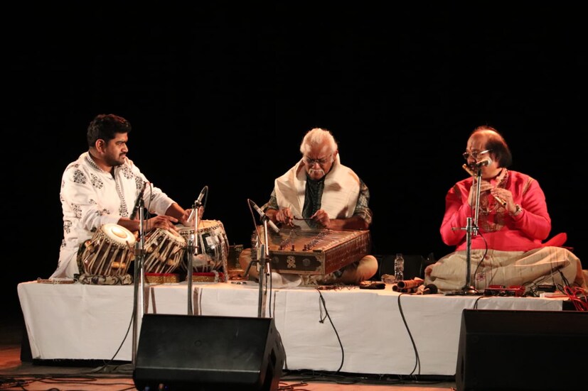 পণ্ডিত রণু মজুমদার এবং পণ্ডিত তরুণ ভট্টাচার্যের ম্যাজিকাল জুটিসেই সন্ধ্যায় এক সু্রের অন্য জগতে শ্রোতাদের নিয়ে গেল।