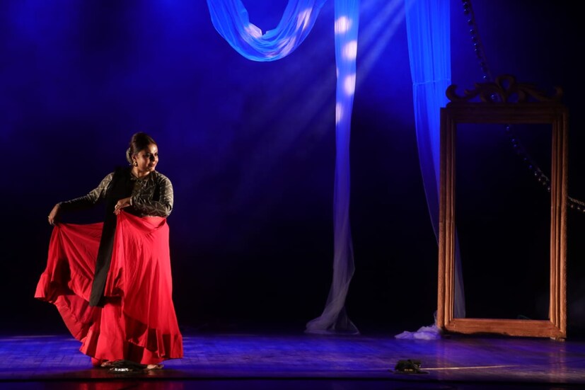 বিশিষ্ট কত্থক নৃত্য শিল্পী তন্বী চৌধুরী তাঁর নৃত্য গুরু অসীমবন্ধু ভট্টাচার্য্যের প্রতি শ্রদ্ধা জানাতে পন্ডিত তরুণ ভট্টাচার্য, পন্ডিত রনু মজুমদারের সাথে মঞ্চে আনলেন এক অনন্য সাংস্কৃতিক সন্ধ্যা The Sojourn - The story at heaven গত ২৪ এপ্রিল, ২০২৫, কলকাতার জি.ডি.বিড়লা সভাঘরে সন্ধ্যা ৬:৩০ টা থেকে বাংলা নববর্ষ উদযাপনের পাশাপাশি নৃত্য গুরুর হীরক জয়ন্তী বর্ষের জন্য এক অনন্য সাধারণ সাংস্কৃতিক সন্ধ্যা উপহার পেল শহর কলকাতা।