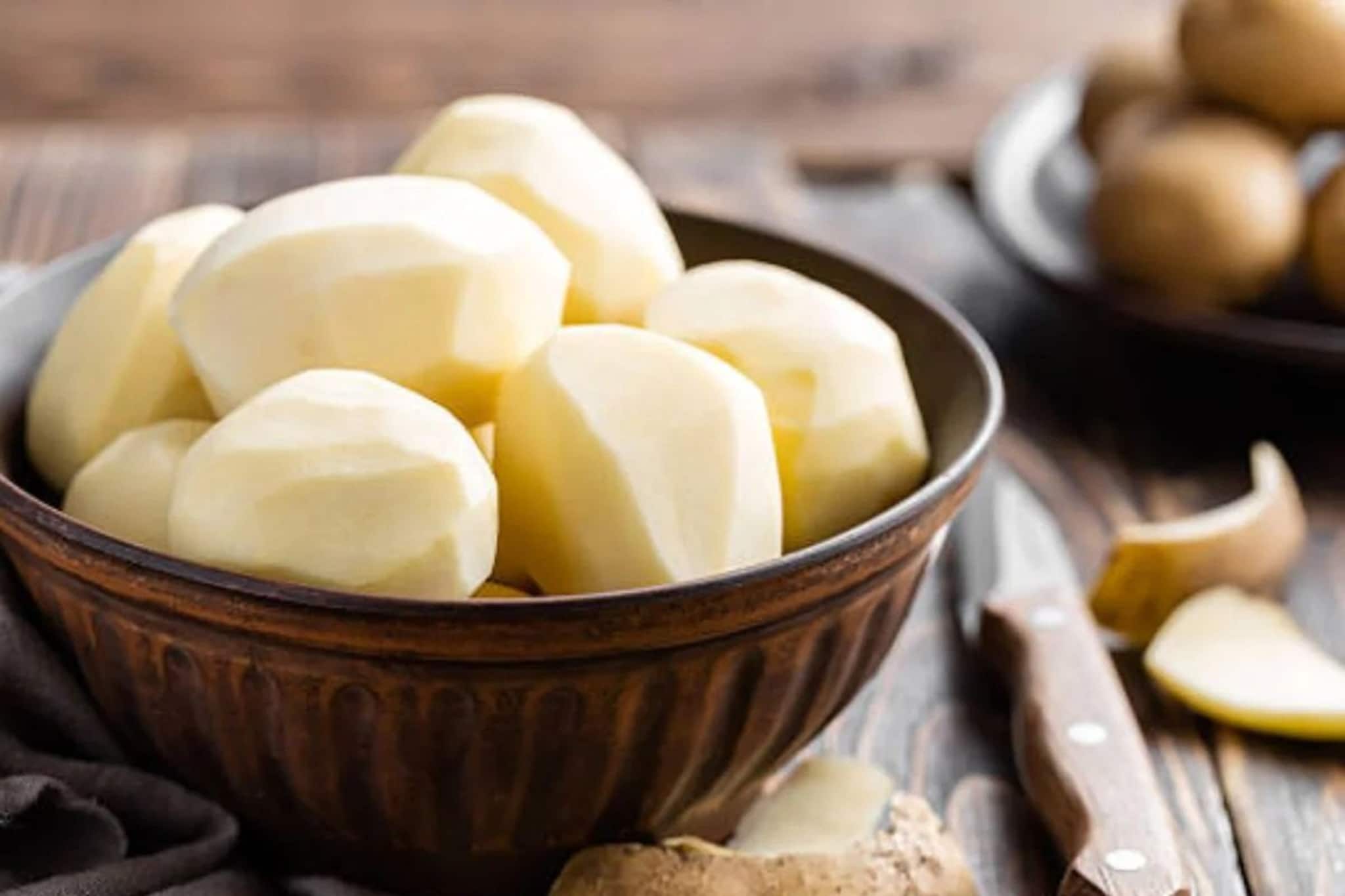 ভিটামিন-ফাইবারে ঠাসা আলুর খোসা, সাদা চুলের মহৌষধ! মধুর সঙ্গে মিশিয়ে লাগালেই ট্যান গায়েব