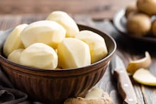 Potato Peel: ভিটামিন-ফাইবারে ঠাসা আলুর খোসা, সাদা চুলের মহৌষধ! মধুর সঙ্গে মিশিয়ে লাগালেই ট্যান গায়েব, ফিরবে ত্বকের জেল্লা