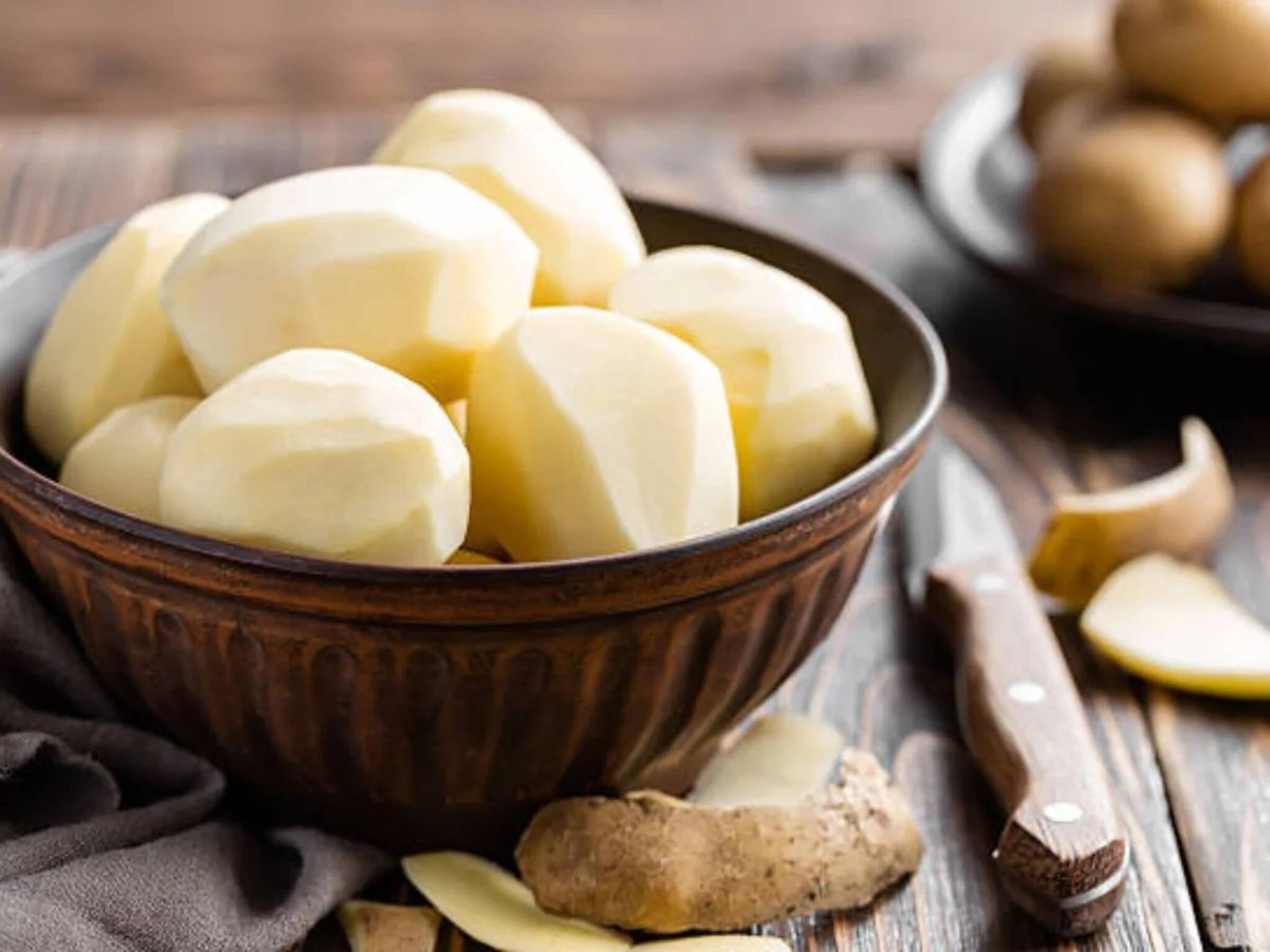 Potato Peel: ভিটামিন-ফাইবারে ঠাসা আলুর খোসা, সাদা চুলের মহৌষধ! মধুর সঙ্গে মিশিয়ে লাগালেই ট্যান গায়েব, ফিরবে ত্বকের জেল্লা