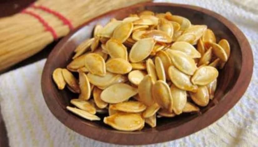 গাভা পরামর্শ দেন যে, এক টেবিল চামচ কুমড়োর বীজ এক গ্লাস জলে সারারাত ভিজিয়ে রাখুন। সকালে, সেই জল পান করুন এবং ভিজিয়ে রাখা বীজ চিবিয়ে খান। কুমড়োর বীজে প্রচুর পরিমাণে ম্যাগনেসিয়াম থাকে, যা রক্তনালীগুলিকে শিথিল করে এবং রক্তনালীগুলির স্বাস্থ্যকে সমর্থন করে। এই সহজ অভ্যাসটি সিস্টোলিক এবং ডায়াস্টোলিক রক্তচাপ কমাতে সাহায্য করতে পারে, বিশেষ করে যখন অন্যান্য স্বাস্থ্যকর অভ্যাসে এটি ব্যবহার করা হয়।
