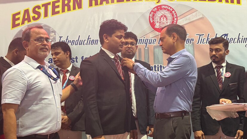 নতুনভাবে নকশা করা এই ব্যাজ এখন থেকে সকল টিকিট পরীক্ষকদের জন্য ইউনিফর্মের একটি আবশ্যিক অংশ হবে এবং এটি ভুয়ো টিকিট পরীক্ষকদের শনাক্ত করতে গুরুত্বপূর্ণ ভূমিকা পালন করবে।