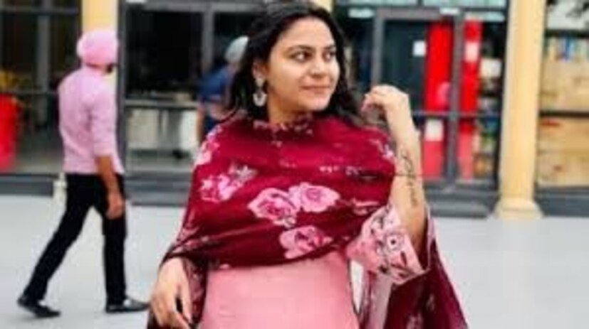 তদন্তকারীদের সূত্রে খবর, জ্যোতি প্রথম বার পাকিস্তান যান ২০২৩ সালে। ওই সময়েই নয়াদিল্লিতে পাকিস্তান হাই কমিশনের আধিকারিক এহসান-উর-রহিম ওরফে দানিশের সঙ্গে তাঁর পরিচয়। গুপ্তচরবৃত্তি সংক্রান্ত অভিযোগে ইতিমধ্যেই দানিশকে ‘অবাঞ্ছিত’ ঘোষণা করা হয়েছে ভারতে। শুধু দানিশ নন, তাঁর স্ত্রীর সঙ্গেও জ্যোতির ভাল সম্পর্ক ছিল বলে ধারণা তদন্তকারীদের।
