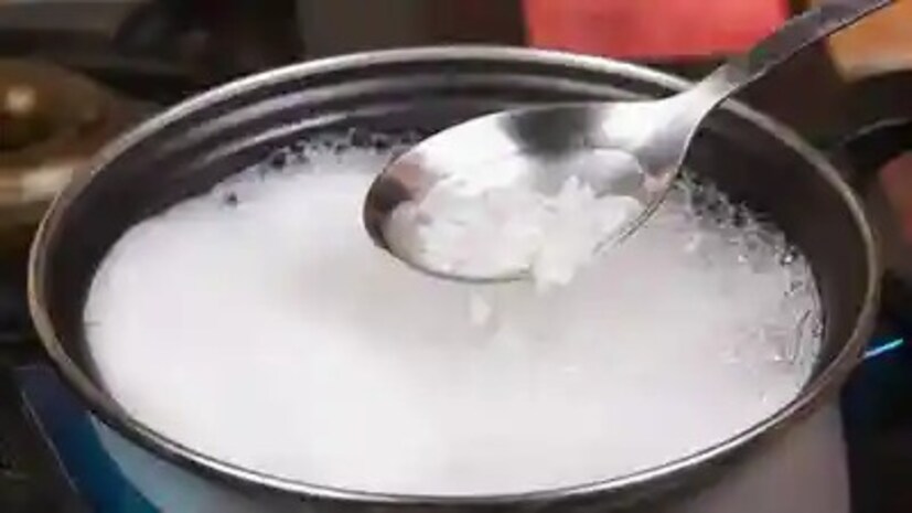 ভাতের ফ্যানের উচ্চ জলীয় উপাদান টিস্যু এবং কোষগুলিকে পুনরায় হাইড্রেট করতে সাহায্য করে, বিশেষ করে তাপ, ডায়রিয়া, বমি বা পরিশ্রমের কারণে তরল ক্ষয়ের পরে। বিটনুন যোগ করলে আয়রন, জিঙ্ক এবং সালফারের মতো খনিজ পদার্থ যোগ হয়, যা অতিরিক্ত চাপ ছাড়াই জল ধরে রাখতে এবং সোডিয়ামের মাত্রা ভারসাম্য বজায় রাখতে সহায়তা করে।