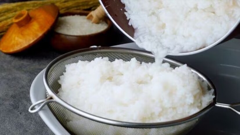 রান্না করা ভাতের জলে সহজে হজমযোগ্য স্টার্চ থাকে যা দ্রুত শোষিত হয়, যা পাচনতন্ত্রের উপর চাপ না ফেলে তাৎক্ষণিক শক্তি সরবরাহ করে। এতে প্রচুর পরিমাণে জল থাকে, যা ডিহাইড্রেশনের কারণে ক্লান্তি রোধ করতে সাহায্য করে, বিশেষ করে গরম আবহাওয়ায় বা পরিশ্রমের পরে। এক চিমটি কালো লবণ যোগ করলে সোডিয়াম, পটাসিয়াম এবং ম্যাগনেসিয়ামের মতো ট্রেস খনিজ পদার্থ পাওয়া যায় যা ইলেক্ট্রোলাইট ভারসাম্য পুনরুদ্ধার করতে এবং স্নায়ু এবং পেশীর কার্যকারিতা সমর্থন করে।