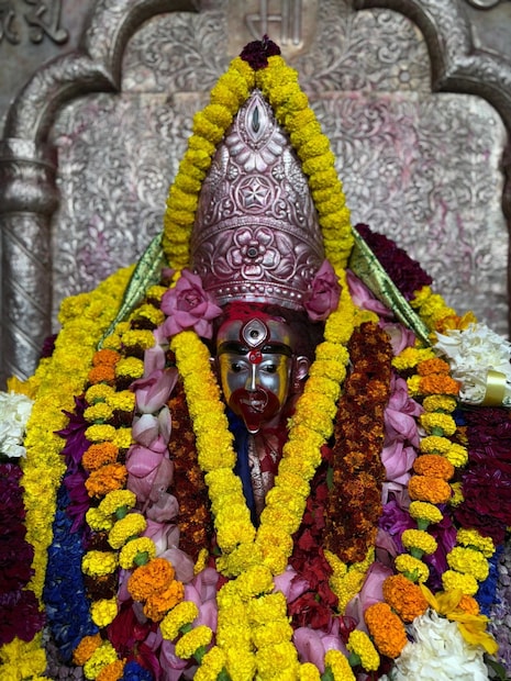 গুপ্তপ্রেস পঞ্জিকা মতে, ২০ অক্টোবর দুপুর ২টো ৫৭ মিনিটে অমাবস্যা শুরু হচ্ছে, শেষ হচ্ছে ২১ অক্টোবর বিকেল ৪টে ২৬ মিনিটে।