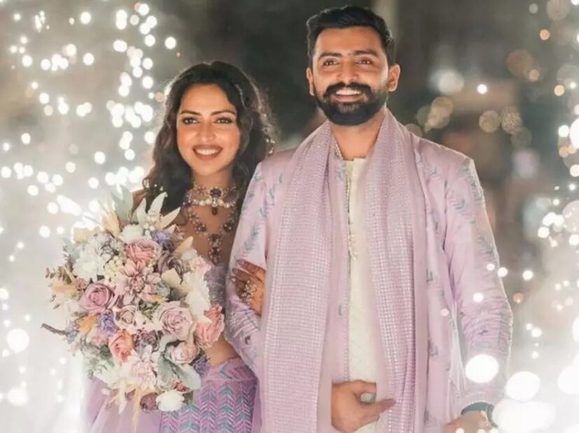 অমলা জানান, যে তিনি জগৎ দেশাইয়ের সঙ্গে মাত্র কয়েক মাস ধরে লিভ-ইন করছিলেন, তারপরই তিনি জানতে পারেন যে তিনি গর্ভবতী। অভিনেত্রী বলেন, তার স্বামী জগৎ তার জীবনের সবচেয়ে বড় আশীর্বাদ। (ছবি সৌজন্যে-@amalapaul/Instagram)