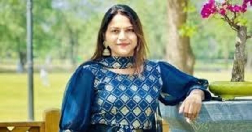হরিয়ানার হিসারের বাসিন্দা জ্যোতির ইউটিউব চ্যানেলের নাম ‘ট্র্যাভেল উইথ জো’৷ তাঁর সাবস্ক্রাইবারের সংখ্যা প্রায় চার লক্ষ৷ পাকিস্তানের হয়ে চরবৃত্তির করার অভিযোগে গত সপ্তাহে গ্রেফতার করা হয়েছে ৩৩ বছর বয়সি জ্যোতিকে৷ পাকিস্তান হাই কমিশনের আধিকারিকের সঙ্গে তাঁর ঘনিষ্ঠ যোগাযোগের অভিযোগ উঠেছে৷ অন্তত দু’বার তিনি পাকিস্তানে গিয়েছেন৷