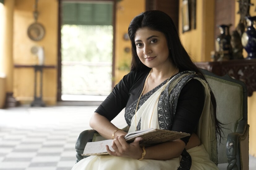 প্রথম গল্প ‘মনিহারা’—রবীন্দ্রনাথ ঠাকুরের কালজয়ী রচনা থেকে অনুপ্রাণিত, যেখানে বনেদি ব্যবসায়ী ফণীভূষণ সাহা ও তার স্ত্রীর গয়নার প্রতি লোভের মধ্য দিয়ে উঠে আসে এক মর্মান্তিক পরিণতি। 