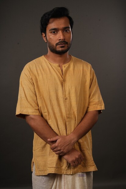 তৃতীয় গল্প ‘শিকার’, মনোজ সেনের লেখা থেকে গৃহীত, যেখানে ইন্দো-চিন যুদ্ধোত্তর সময়ে অপরাধ জগতের অন্ধকারে প্রবেশ করে এক শিক্ষিত যুবক পূর্ণেন্দু, যার গন্তব্য হয়ে ওঠে এক ভৌতিক রহস্য। প্রতিটি গল্পই প্রথমে আলাদা মনে হলেও, শেষ পর্বে এসে তাদের মধ্যে সূক্ষ্ম এক সংযোগ প্রকাশ পায়। 