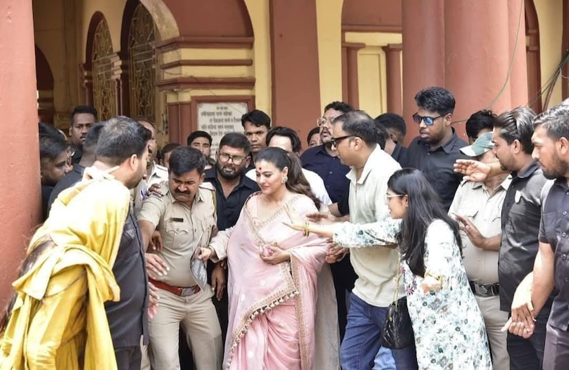 *কাজল বলেন, কলকাতায় আসতে ভালো লাগে। মায়ের (মা কালী) ওপর গভীর বিশ্বাস রয়েছে। মনে হয় যেন বাপের বাড়ি ফিরেছি। ছবির প্রোমোশন শুরু করার আগে মায়ের আশীর্বাদ নেওয়ার কথা ভেবেছিলাম। মা আমাকে আশীর্বাদও দিয়েছেন।