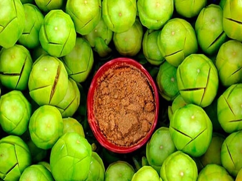 পালং শাক, মেথি, আমড়া, অথবা সরিষার শাক পুষ্টিতে ভরপুর যা আপনার হাড় এবং জয়েন্টগুলিকে শক্তিশালী রাখতে সাহায্য করে। এগুলিতে অ্যান্টিঅক্সিডেন্ট রয়েছে যা প্রদাহের বিরুদ্ধে লড়াই করে এবং ভিটামিনে ভরপুর যা আপনার জয়েন্টগুলিকে নমনীয় রাখে। আপনি এগুলি ভাজুন, পরোটায় মিশিয়ে দিন, অথবা ডালে যোগ করুন, পাতাযুক্ত শাক আপনার খাবারের জন্য একটি স্বাস্থ্যকর সংযোজন।