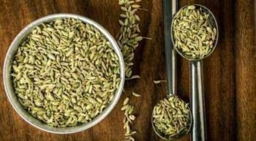 ১ চা চামচ জিরা, আধা চা চামচ মৌরি এবং আধা চা চামচ মেথি তিন কাপ জলে রাতভর ভিজিয়ে রাখুন। সকালে, জলে এক টুকরো দারুচিনি, ৩-৪টি তুলসি পাতা এবং আধা চা চামচ কুচি করা আদা যোগ করুন। ৫-৭ মিনিট ফুটিয়ে নিন এবং তারপর ছেঁকে নিন। 