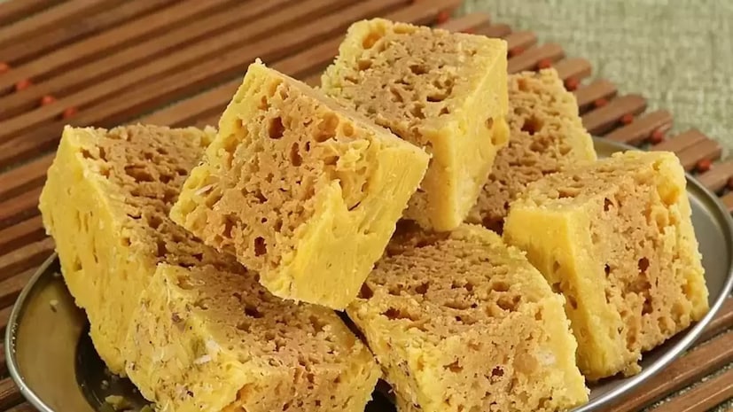 কাকাসুর মাদাপ্পা মহীশূর প্রাসাদের রান্নাঘরে প্রথম বার এই মিষ্টি তৈরি করেছিলেন৷ নাম পরিবর্তন প্রসঙ্গে তাঁর বংশধর বলেছেন, ‘‘এটিকে মহীশূর পাক বলুন - অন্য কোনও নাম হতে পারে না’’।