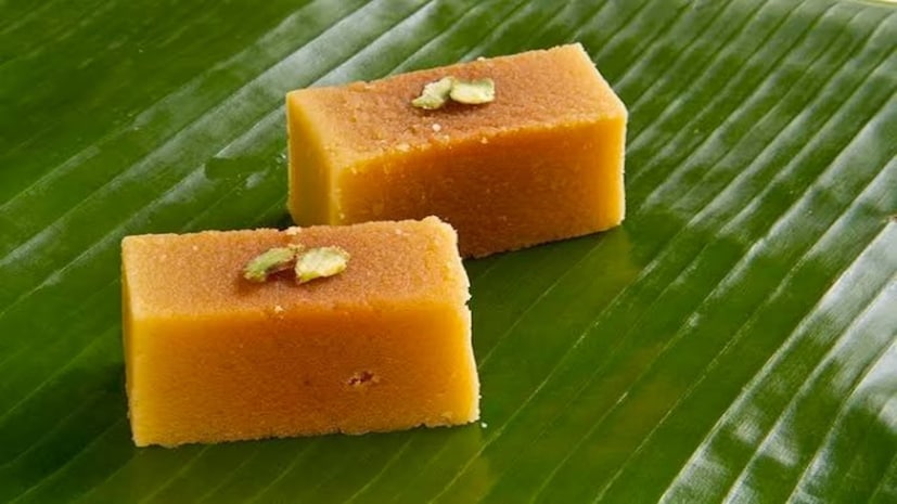 কাকাসুর মাদাপ্পার বংশধরের মতে, 'পাক' শব্দটি এসেছে কন্নড় শব্দ 'পাকা' বা ‘পক্কম’ থেকে, যার অর্থ চিনির শিরা এবং যেহেতু এই মিষ্টি মহীশূরে তৈরি হয়েছিল, তাই এটি 'মহীশূর পাক' হয়ে গিয়েছে৷ অর্থাৎ, মিষ্টির নামে পাক হল চিনির রস৷ কোনও ভাবেই পাকিস্তানের সঙ্গে এর সম্পর্ক নেই৷