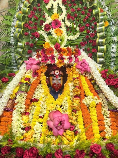 তারাপীঠ মন্দিরের এক পুরোহিত গোলক মহারাজ জানাচ্ছেন প্রত্যেক অমাবস্যার মতোই তারাপীঠ মন্দিরে মহাযজ্ঞ আয়োজন শুরু হয়েছে। মন্দিরে যখন মহাযজ্ঞ চলছে ঠিক সেই মতোই মহাশ্মশানেও বিভিন্ন জায়গায় মহাযজ্ঞের আয়োজন করা হয়েছে। আজকে দুপুরের অন্নভোগে মা তারাকে বিভিন্ন রকমের ফল,সবজি,মিষ্টি,পোলাও,খিচুড়ি,সাদা ভাত,মাছের মাথা,শোল মাছ পোড়া,দিয়ে ভোগ নিবেদন করা হবে। (ছবি: ফেসবুক)