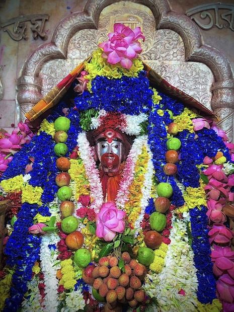 একদিকে যখন তারাপীঠ মন্দিরে চলছে পুজো। অন্যদিকে বহু দূর দূরান্ত থেকে সাধু সন্ন্যাসীরা এসে তারাপীঠ মহাশ্মশানে মহাযজ্ঞ শুরু করেছেন। ভক্তদের বিশ্বাস, এই অমাবস্যা তিথিতে তারাপীঠ মহাশ্মশানে মহাযজ্ঞ করলে তাঁদের মনে যে আশা-আকাঙ্ক্ষা রয়েছে সেই আশা-আকাঙ্ক্ষা পূরণ করে স্বয়ং মা তারা। (ছবি: ফেসবুক)