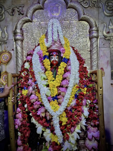 কথিত, এই অমাবস্যা তিথিতে মা তারাকে ফলের ভোগ নিবেদন করতে হয়।আর ফল নিবেদন করলে মনস্কামনা পূরণ হয় ভক্তদের, এরকমই বিশ্বাস। তাই পাঁচ রকম ফল দিয়ে মা তারাকে পুজো করেন ভক্তরা। ফলহারিণী অমাবস্যা উপলক্ষে তারাপীঠে তারা মায়ের নিশিরাতে পুজো ও আরতি হয়। (ছবি: ফেসবুক)