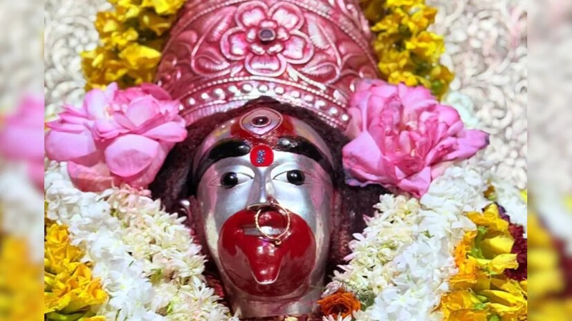 ভক্তদের বিশ্বাস, এই পুণ্যতিথিতে ফলহারিণী রূপে দেবী কালীর পুজো করলে রোগব্যাধি থেকে দ্রুত মুক্তি পাওয়া যায়৷ বিদ্যালাভ ও যশলাভের পথ সুগম হয়৷ কর্মক্ষেত্রে উন্নতি হয়৷ নিষ্পত্তি হয় সাংসারিক অশান্তির৷ বলছেন জ্যোতিষ বিশারদ পণ্ডিত কল্কি রাম৷