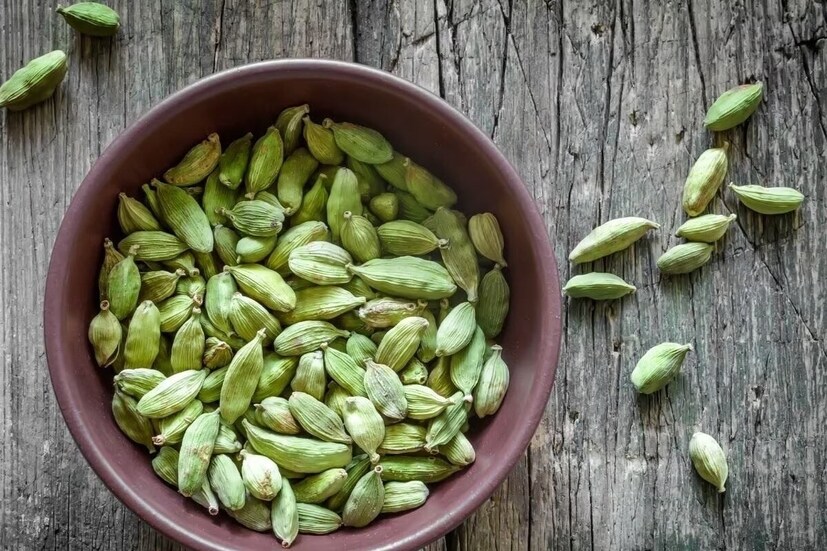 ফলহারিণী অমাবস্যার রাতে বাড়ির ঠাকুরঘরে প্রদীপ প্রজ্বলন করুন৷ প্রদীপের ঘিয়ে দিন ৩ টি এলাচ৷ এর ফলে পরিবার থেকে দূর হবে সব অশুভ শক্তি৷