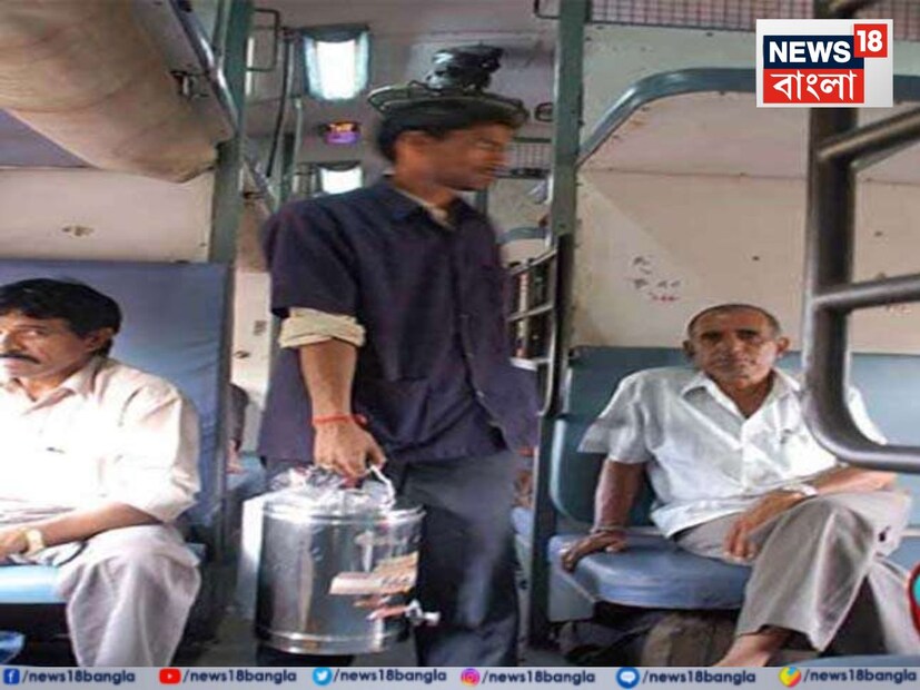 লোকাল ট্রেন হোক বা দূরপাল্লার ট্রেন, ট্রেনে উঠলে যাত্রী, টিকিট পরীক্ষকদের পাশাপাশি আর যাদের চোখে পড়ে তাঁরা হলেন নানা ধরণের খাবার নিয়ে হাক ডাক দিতে থাকা ভেন্ডাররা। চা,কফি, জল, স্ন্যাক্স থেকে রাতের বা দুপুরের খাবার, এই খাবার বিক্রিকারী হকাররা সবকিছু নিয়েই বিক্রি করতে থাকেন সকাল থেকে রাত। Representative Image