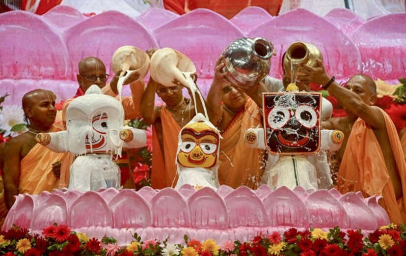 স্নানযাত্রার পর, দেবতারা ‘অনাসরা’ নামক একান্ত সময়কালে প্রবেশ করেন , এই সময়কালে তারা মহাস্নানের প্রভাব থেকে আরোগ্য লাভ করেন বলে বিশ্বাস করা হয়। এ সময় জগন্নাথ মন্দিরে দেবদর্শন বন্ধ থাকে৷