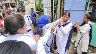 মহিলা পুলিশদের সিঁদুর পরিয়ে বিক্ষোভ, চুঁচুড়ায় পথ অবরোধ করে ধস্তাধস্তি!  